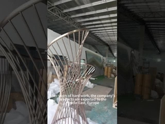 造られた金属の彫刻