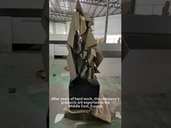 造られた金属の彫刻